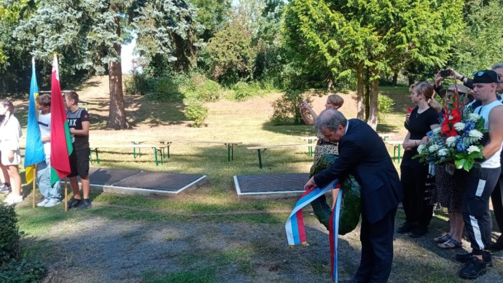 September 2023, Photo: print screen Embassy of Serbia in Berlin: A commemoration of the victims of Nazism was held in Großbeeren, Brandenburg, during the Second World War. First Councilor at the Embassy of the Republic of Serbia in Germany, Ivo Vojvodić, laid a wreath at the memorial to the victims of the former military camp, where, among the soldiers of 24 nationalities, there were 28 Yugoslav soldiers